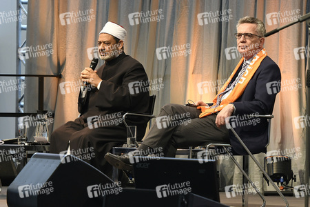 De Maizière und al-Tayyeb auf dem 36. Deutschen Evangelischen Kirchentag in Berlin