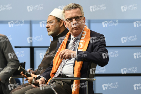 De Maizière und al-Tayyeb auf dem 36. Deutschen Evangelischen Kirchentag in Berlin