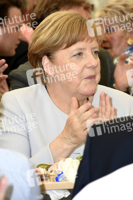 Angela Merkel besucht eine Festzeltveranstaltung der CSU in München