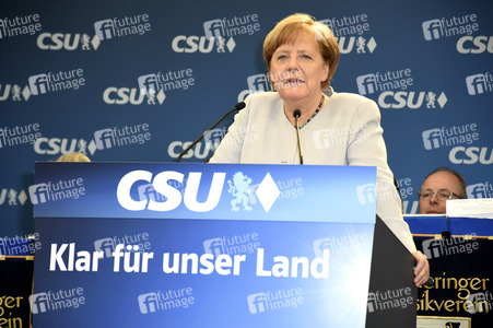 Angela Merkel besucht eine Festzeltveranstaltung der CSU in München
