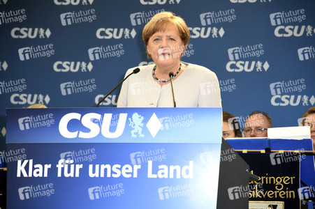 Angela Merkel besucht eine Festzeltveranstaltung der CSU in München
