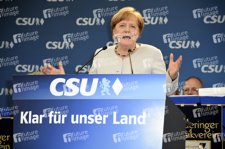 Angela Merkel besucht eine Festzeltveranstaltung der CSU in München