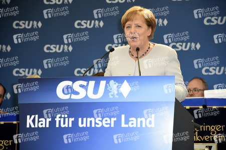 Angela Merkel besucht eine Festzeltveranstaltung der CSU in München