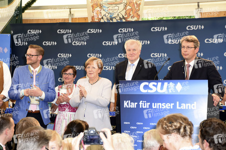 Angela Merkel besucht eine Festzeltveranstaltung der CSU in München