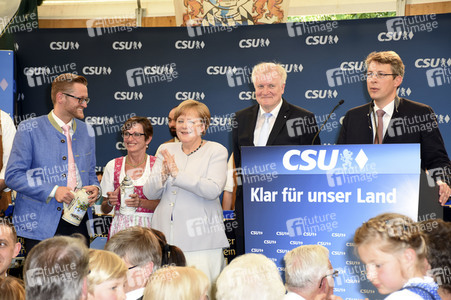 Angela Merkel besucht eine Festzeltveranstaltung der CSU in München