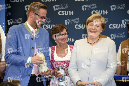 Angela Merkel besucht eine Festzeltveranstaltung der CSU in München