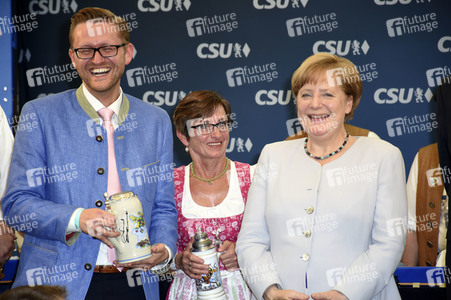 Angela Merkel besucht eine Festzeltveranstaltung der CSU in München