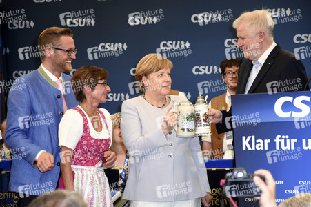 Angela Merkel besucht eine Festzeltveranstaltung der CSU in München