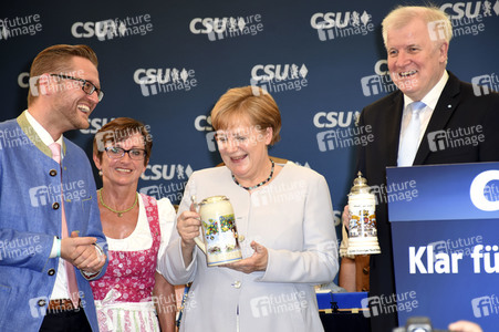 Angela Merkel besucht eine Festzeltveranstaltung der CSU in München