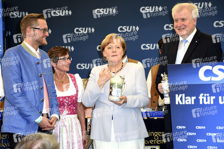 Angela Merkel besucht eine Festzeltveranstaltung der CSU in München