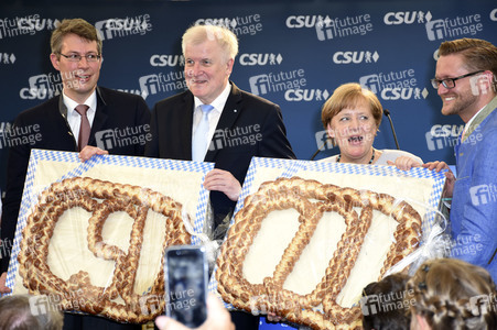 Angela Merkel besucht eine Festzeltveranstaltung der CSU in München