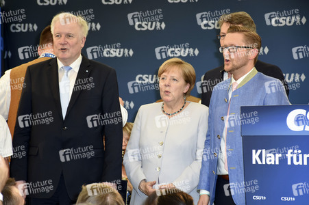 Angela Merkel besucht eine Festzeltveranstaltung der CSU in München