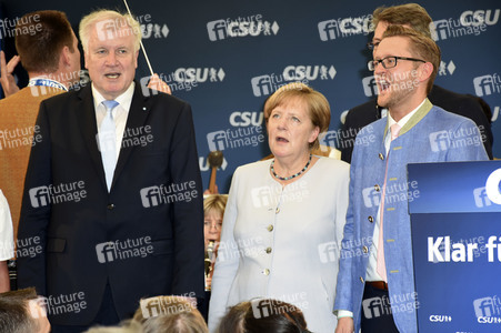 Angela Merkel besucht eine Festzeltveranstaltung der CSU in München