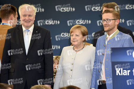 Angela Merkel besucht eine Festzeltveranstaltung der CSU in München
