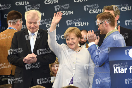 Angela Merkel besucht eine Festzeltveranstaltung der CSU in München