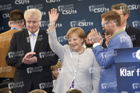 Angela Merkel besucht eine Festzeltveranstaltung der CSU in München