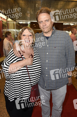 Theaterpremiere von 'Bette & Joan' in Berlin