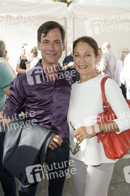 Theaterpremiere von 'Bette & Joan' in Berlin