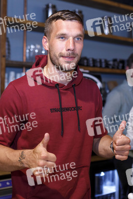 Eisdieleneröffnung von Lukas Podolski in Köln