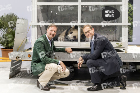 Ankunft der Pandabären Meng Meng und Jiao Qing in Berlin