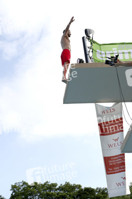 Wassersprung-Show 'Sprung meines Lebens' in Halle