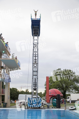 Wassersprung-Show 'Sprung meines Lebens' in Halle
