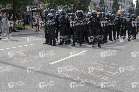 '#BlockG20 – colour the red zone!' Demonstration in Hamburg