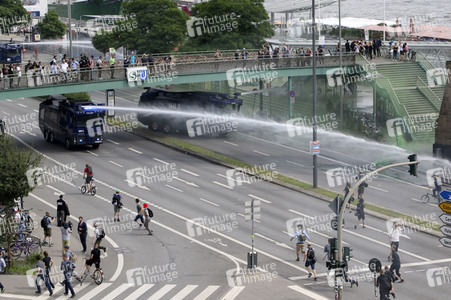 '#BlockG20 – colour the red zone!' Demonstration in Hamburg