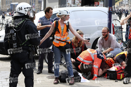 '#BlockG20 – colour the red zone!' Demonstration in Hamburg