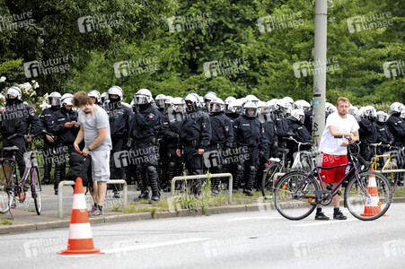 '#BlockG20 – colour the red zone!' Demonstration in Hamburg