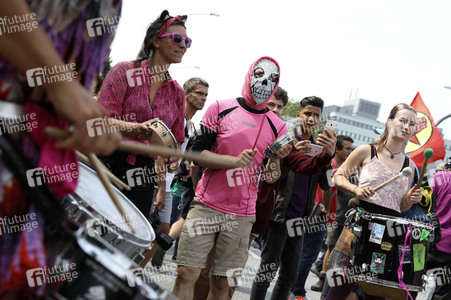'#BlockG20 – colour the red zone!' Demonstration in Hamburg
