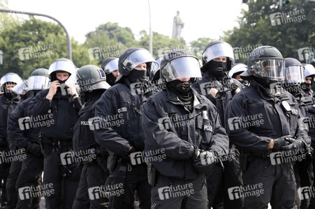 '#BlockG20 – colour the red zone!' Demonstration in Hamburg