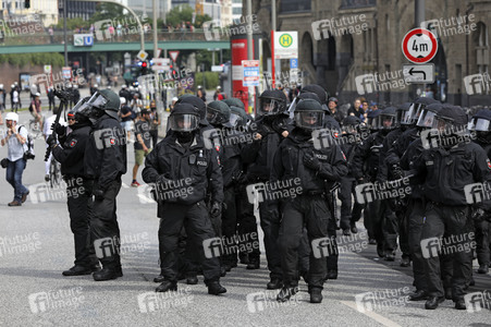 '#BlockG20 – colour the red zone!' Demonstration in Hamburg