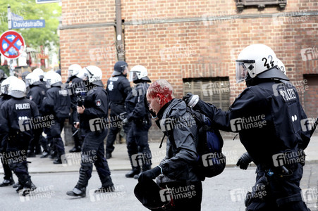 '#BlockG20 – colour the red zone!' Demonstration in Hamburg
