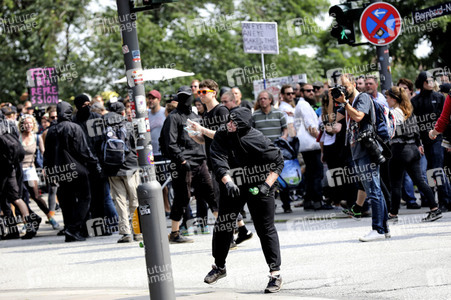 '#BlockG20 – colour the red zone!' Demonstration in Hamburg