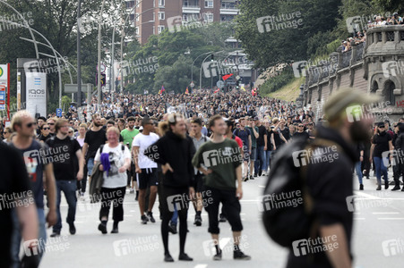 '#BlockG20 – colour the red zone!' Demonstration in Hamburg
