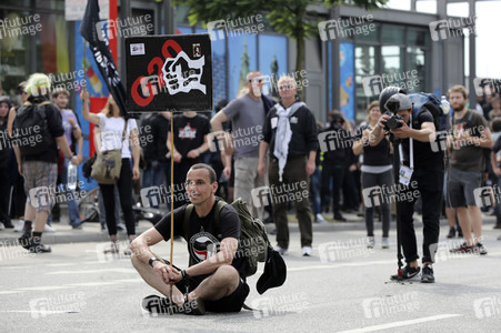 '#BlockG20 – colour the red zone!' Demonstration in Hamburg