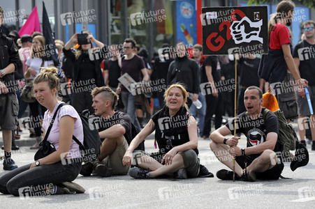 '#BlockG20 – colour the red zone!' Demonstration in Hamburg