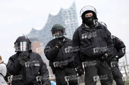 '#BlockG20 – colour the red zone!' Demonstration in Hamburg