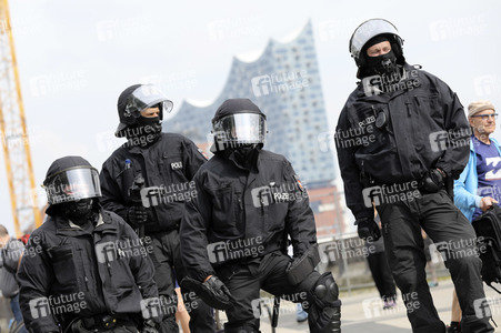 '#BlockG20 – colour the red zone!' Demonstration in Hamburg