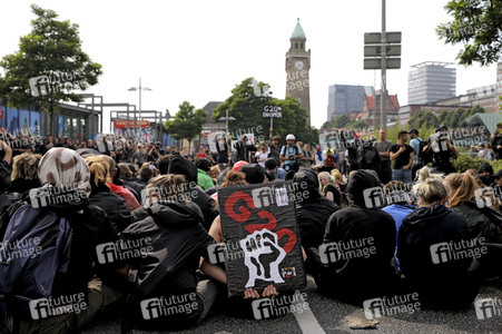 '#BlockG20 – colour the red zone!' Demonstration in Hamburg