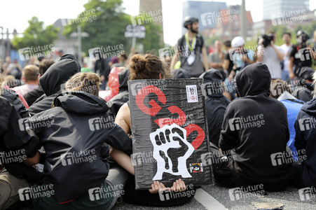 '#BlockG20 – colour the red zone!' Demonstration in Hamburg