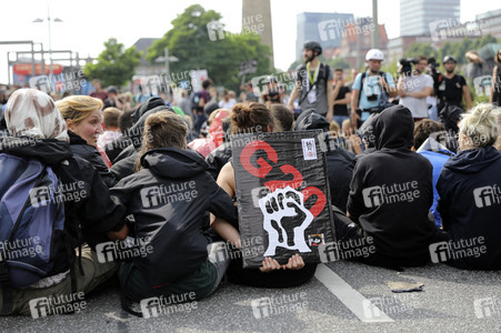 '#BlockG20 – colour the red zone!' Demonstration in Hamburg