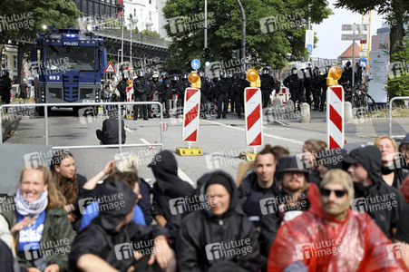 '#BlockG20 – colour the red zone!' Demonstration in Hamburg