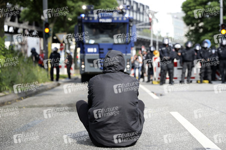 '#BlockG20 – colour the red zone!' Demonstration in Hamburg