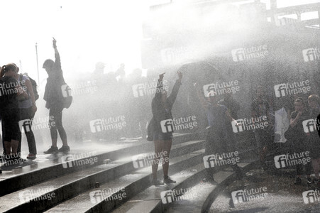 '#BlockG20 – colour the red zone!' Demonstration in Hamburg