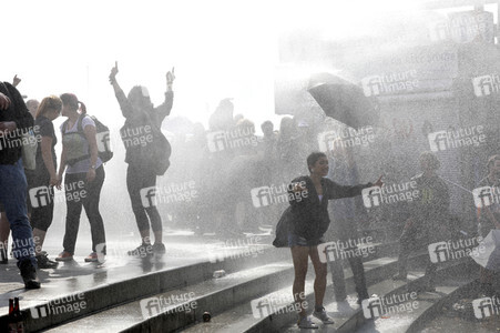 '#BlockG20 – colour the red zone!' Demonstration in Hamburg