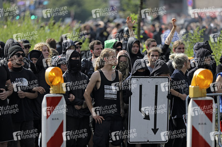 '#BlockG20 – colour the red zone!' Demonstration in Hamburg