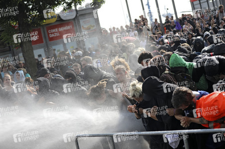 '#BlockG20 – colour the red zone!' Demonstration in Hamburg