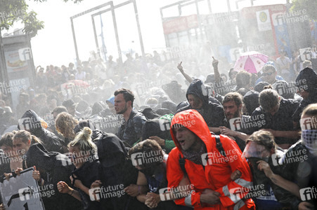 '#BlockG20 – colour the red zone!' Demonstration in Hamburg